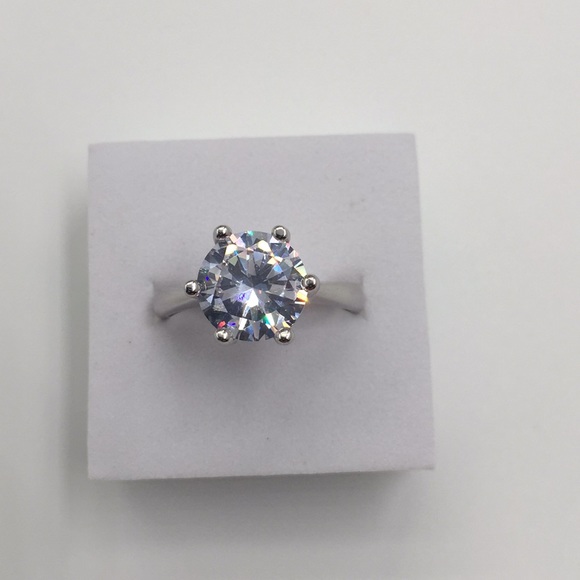 4 CARAT CUBIC ZIRCONIA 925(sterling silver) RING - Picture 5 of 5